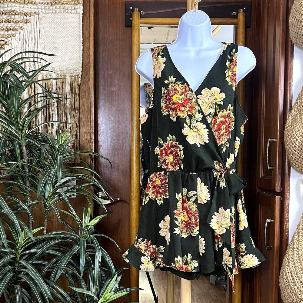 Entro Floral Romper L Olive Wrap V Neck Boho Tie Waist Flouncy Shorts Western